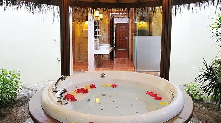 jacuzzi beach villa interni